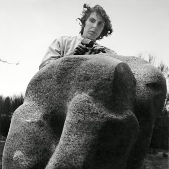 Hanneke Mols-van Gool aan het beeldhouwen 